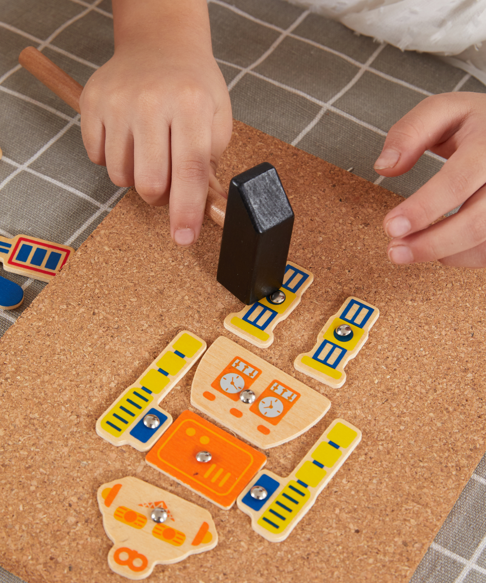 VIGA Tack Zap – Robots Creative Craft Set for Kids , Montessori-Inspired Wooden Activity Toy with Cork Board, Hammer & 45 Robot Pieces , Enhances Fine Motor Skills, Creativity & Focus , 3 Years+