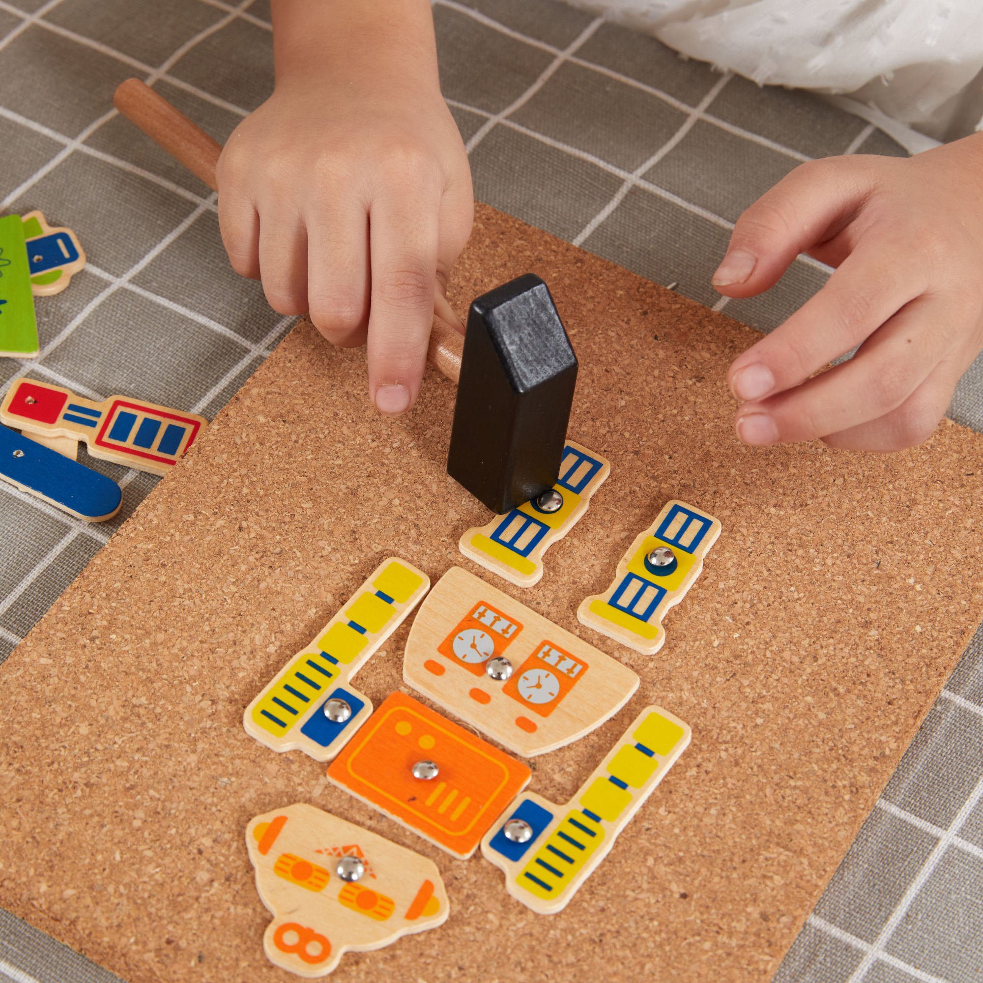 VIGA Tack Zap – Robots Creative Craft Set for Kids , Montessori-Inspired Wooden Activity Toy with Cork Board, Hammer & 45 Robot Pieces , Enhances Fine Motor Skills, Creativity & Focus , 3 Years+