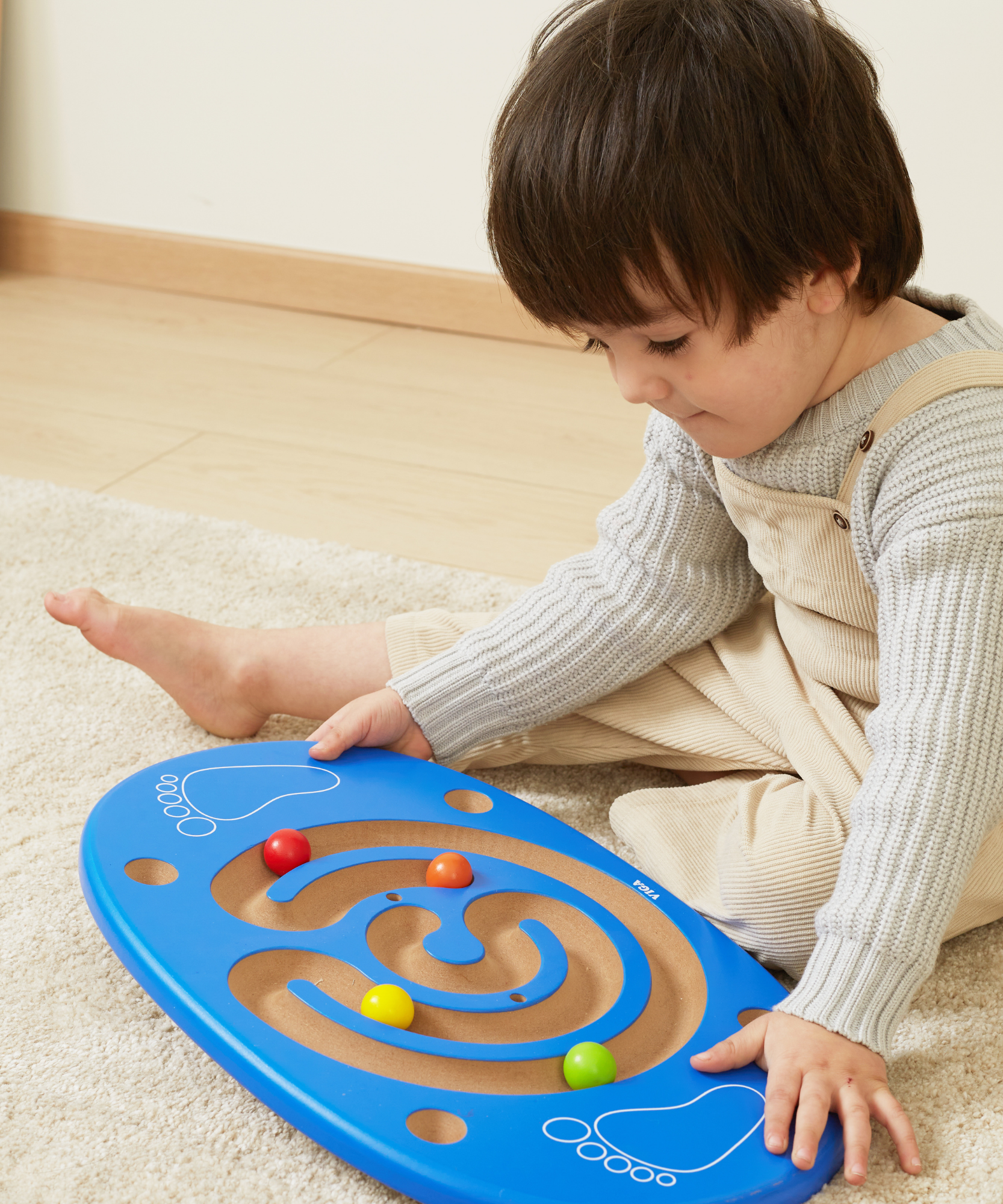 لوح التوازن الخشبي من فيجا، مع 4 كرات خشبية، لعبة لتنمية المهارات الحركية والتنسيق، نشاط صديق للبيئة للأطفال، لعبة تعليمية غير سامة للأعمار من 4 سنوات فما فوق