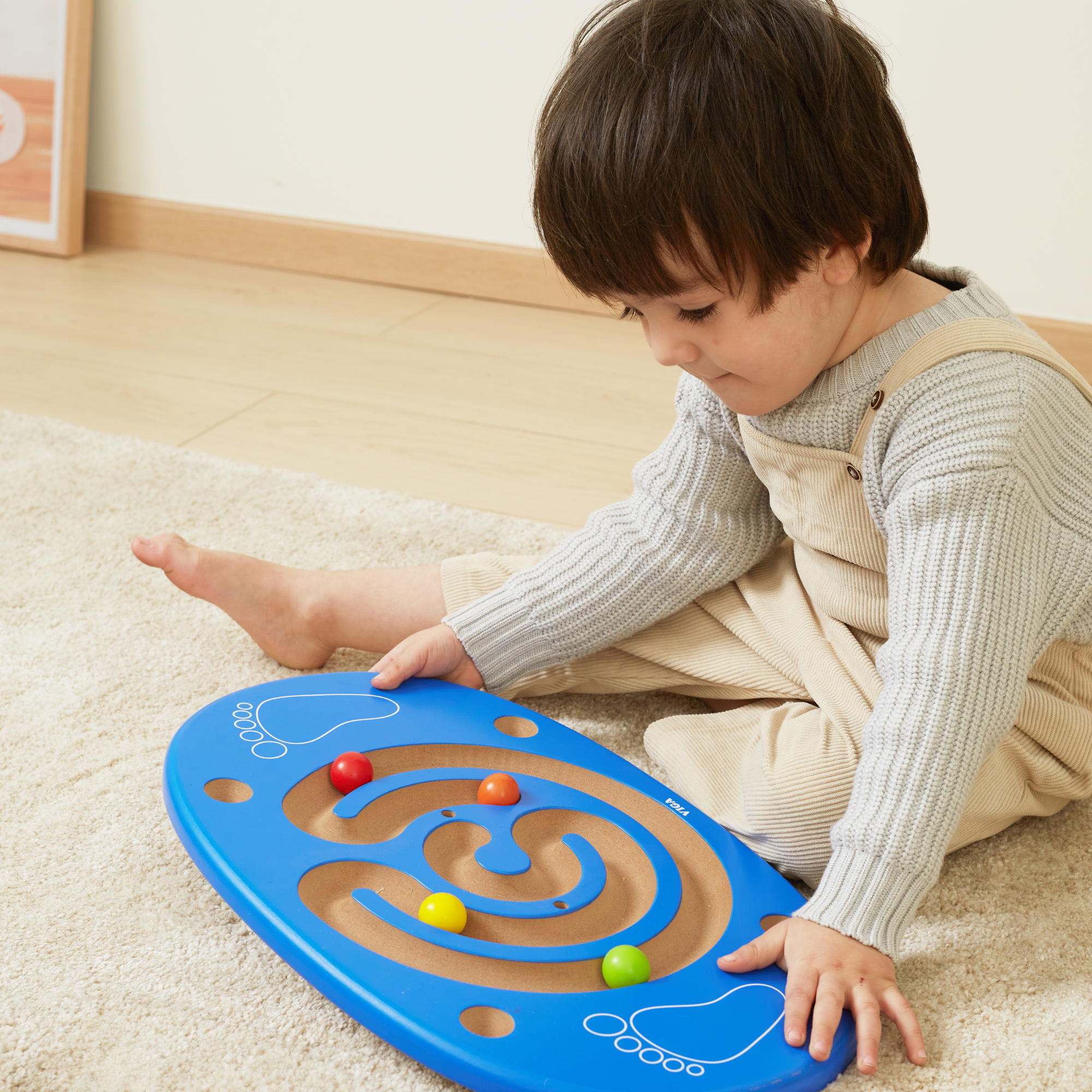 لوح التوازن الخشبي من فيجا، مع 4 كرات خشبية، لعبة لتنمية المهارات الحركية والتنسيق، نشاط صديق للبيئة للأطفال، لعبة تعليمية غير سامة للأعمار من 4 سنوات فما فوق