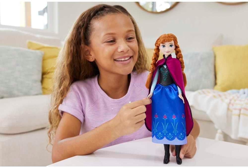 Mattel Disney Frozen Anna Fashion Doll with Travel Outfit and Accessories, Posable Movie Character Toy for Kids 3+
