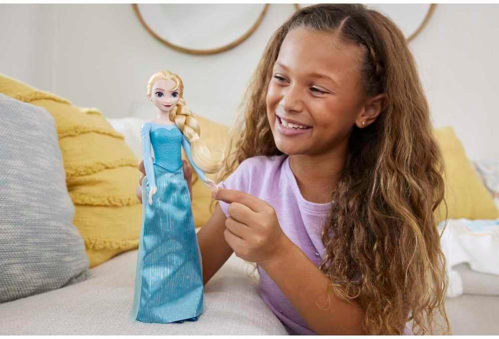 Mattel Disney Frozen Elsa Fashion Doll, Posable Doll with Signature Outfit, Removable Skirt and Shoes, Brushable Hair, Ages 3+