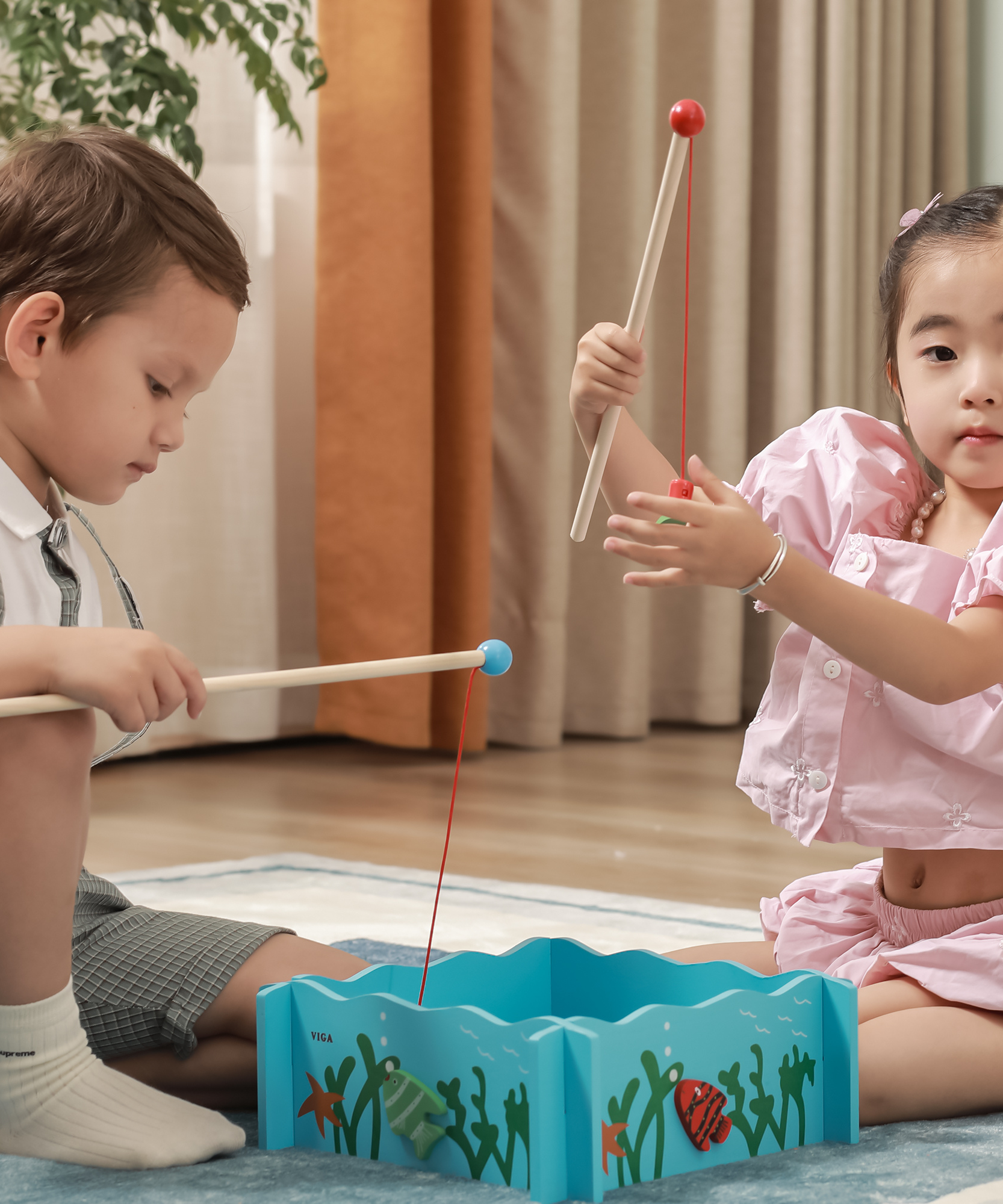 لعبة صيد خشبية من فيجا، لعبة مونتيسوري مغناطيسية بأربعة قضبان وأسماك مرقمة، تُنمّي المهارات الحركية الدقيقة والتعرف المبكر على الأرقام، لعبة تعليمية صديقة للبيئة وغير سامة، للأعمار من 18 شهرًا فما فوق