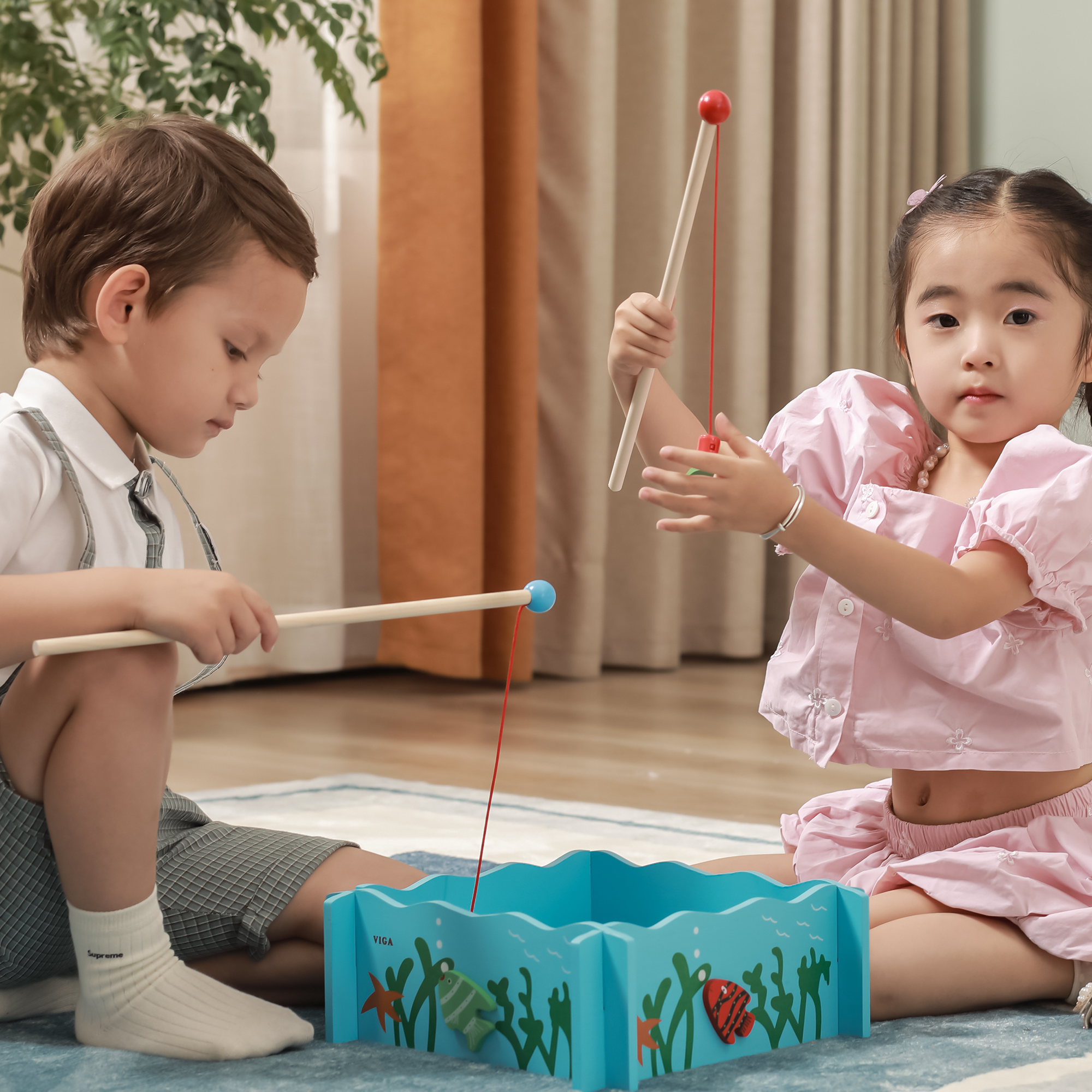 لعبة صيد خشبية من فيجا، لعبة مونتيسوري مغناطيسية بأربعة قضبان وأسماك مرقمة، تُنمّي المهارات الحركية الدقيقة والتعرف المبكر على الأرقام، لعبة تعليمية صديقة للبيئة وغير سامة، للأعمار من 18 شهرًا فما فوق