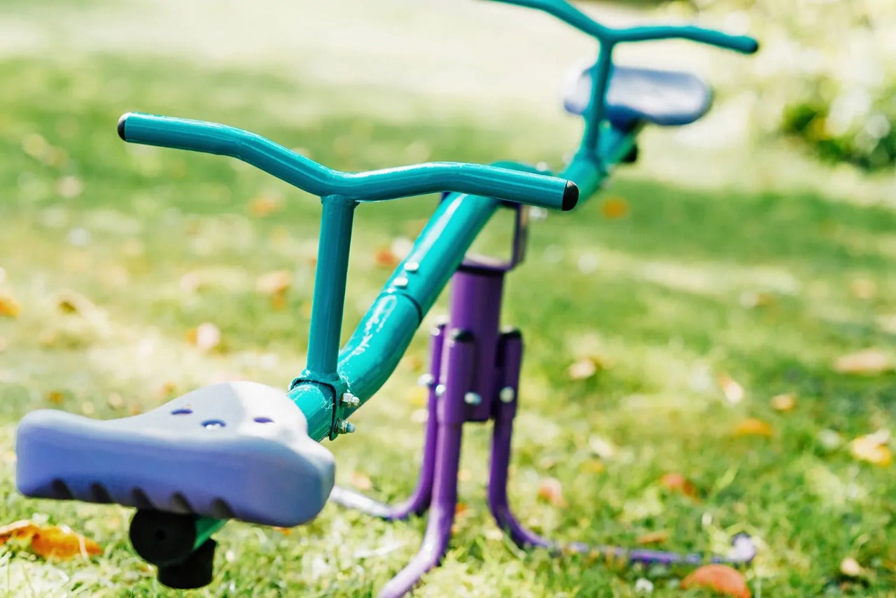 منشار معدني دوار من Plum، يدور 360 درجة، سهل التجميع، تصميم إطار معدني قوي مع أقصى وزن 50 كجم، لعبة خارجية مناسبة للأطفال من الأولاد والبنات من سن 3 سنوات فما فوق