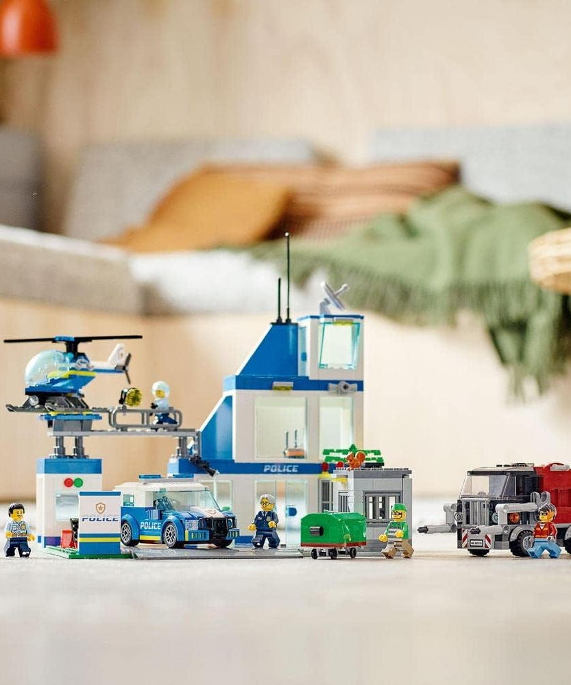 LEGO City Police Station 60316 Building Kit for Kids aged 6+, with a Helicopter, Patrol Vehicle and Customized Bin Lorry, Plus 5 Minifigures, Ramadan Gift Idea for Kids (668 Pieces)