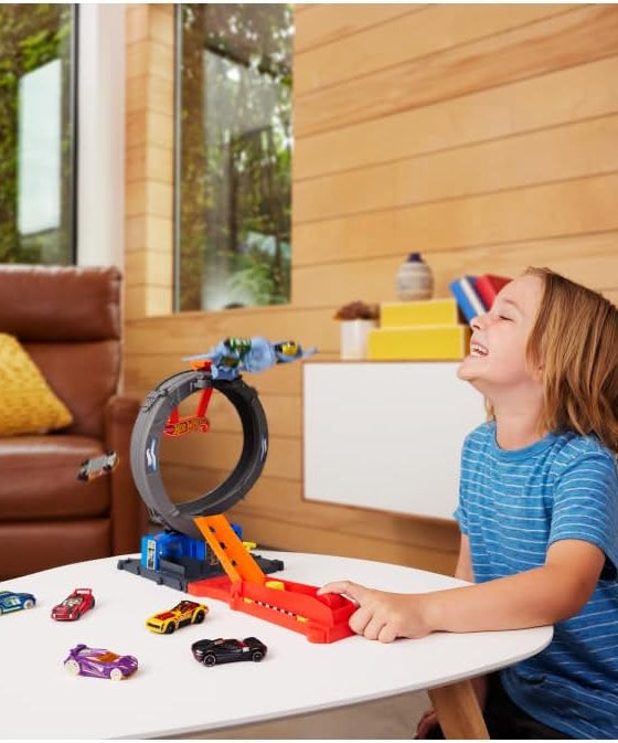 Hot Wheels City Bat Loop Attack Playset with Rotating Tire Loop, Adjustable Launcher & 1:64 Scale Toy Car, Connectable Track Set for Kids 4+