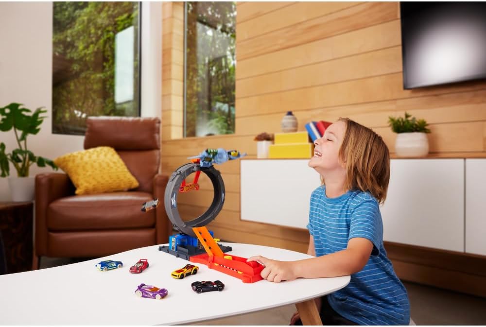 Hot Wheels City Bat Loop Attack Playset with Rotating Tire Loop, Adjustable Launcher & 1:64 Scale Toy Car, Connectable Track Set for Kids 4+