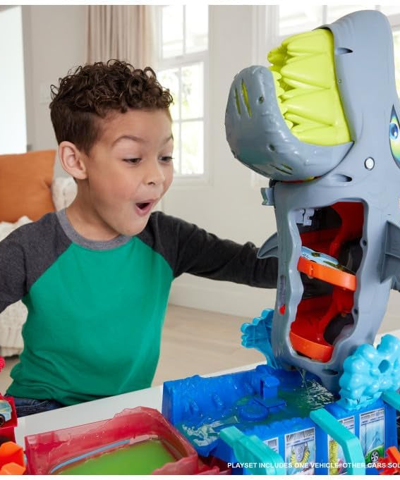 Hot Wheels Let’s Race Netflix City Shark Wash Station Playset with 1:64 Color Reveal Car, Colour Changing Car Wash Track Set, Interactive Water Play Toy for Kids 3 Years+