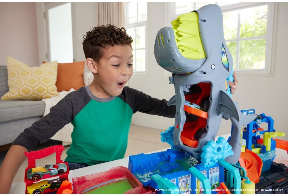 Hot Wheels Let’s Race Netflix City Shark Wash Station Playset with 1:64 Color Reveal Car, Colour Changing Car Wash Track Set, Interactive Water Play Toy for Kids 3 Years+