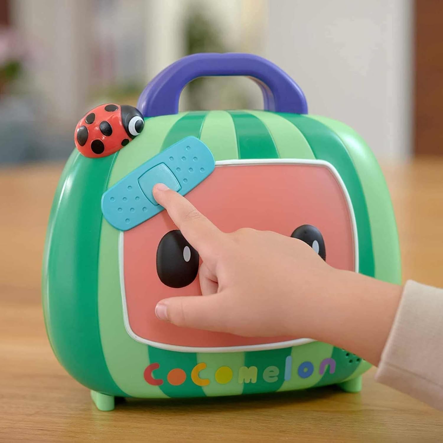 لعبة فحص الطبيب الموسيقية للأطفال من كوكوميلون، مجموعة لعب الأدوار الطبية لتنمية المهارات الحركية الدقيقة، وتعلم الألوان والأشكال، ولعب تظاهري للأطفال الصغار