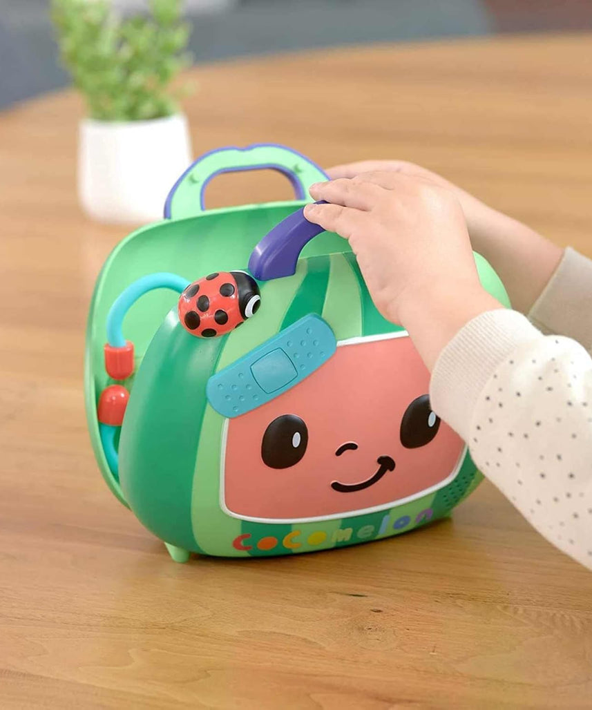 لعبة فحص الطبيب الموسيقية للأطفال من كوكوميلون، مجموعة لعب الأدوار الطبية لتنمية المهارات الحركية الدقيقة، وتعلم الألوان والأشكال، ولعب تظاهري للأطفال الصغار