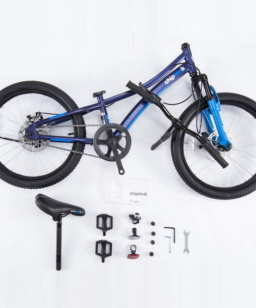 دراجة تشيبمنك إكسبلورر مقاس 20 بوصة بإطار من الألومنيوم خفيف الوزن، ومقعد ومقبض قابلين للتعديل، وفرامل أمامية وخلفية، ودراجات أطفال مجمعة مسبقًا بنسبة 95% مع حامل للأطفال من سن 8 إلى 12 عامًا، باللون الأزرق