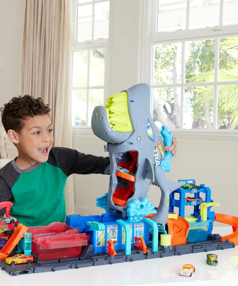 Hot Wheels Let’s Race Netflix City Shark Wash Station Playset with 1:64 Color Reveal Car, Colour Changing Car Wash Track Set, Interactive Water Play Toy for Kids 3 Years+