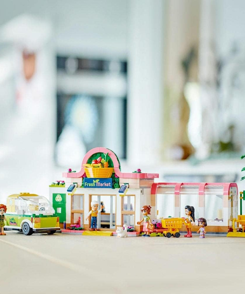 مجموعة بناء متجر البقالة العضوية 41729 من ليجو فريندز مع دمى صغيرة وشاحنة توصيل وملحقات للأطفال من سن 8 سنوات فما فوق