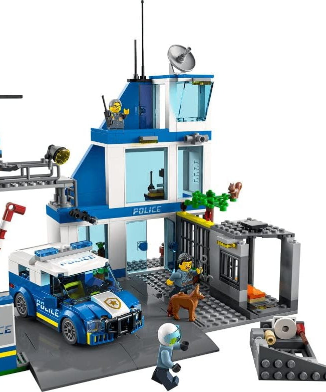LEGO City Police Station 60316 Building Kit for Kids aged 6+, with a Helicopter, Patrol Vehicle and Customized Bin Lorry, Plus 5 Minifigures, Ramadan Gift Idea for Kids (668 Pieces)