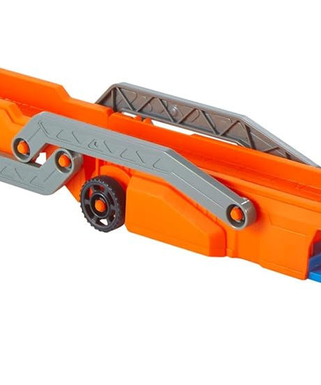Hot Wheels Speed Track Transporter Truck & Raceway Playset with 1:64 Scale Car, Transforms into 2.5+ Ft Track, Stores 9 Cars, Manual Launcher, Kids Toy 4+