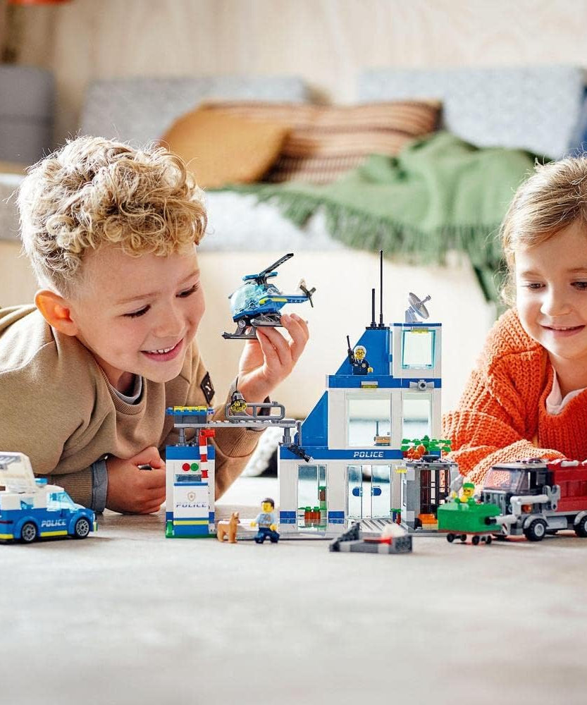 LEGO City Police Station 60316 Building Kit for Kids aged 6+, with a Helicopter, Patrol Vehicle and Customized Bin Lorry, Plus 5 Minifigures, Ramadan Gift Idea for Kids (668 Pieces)