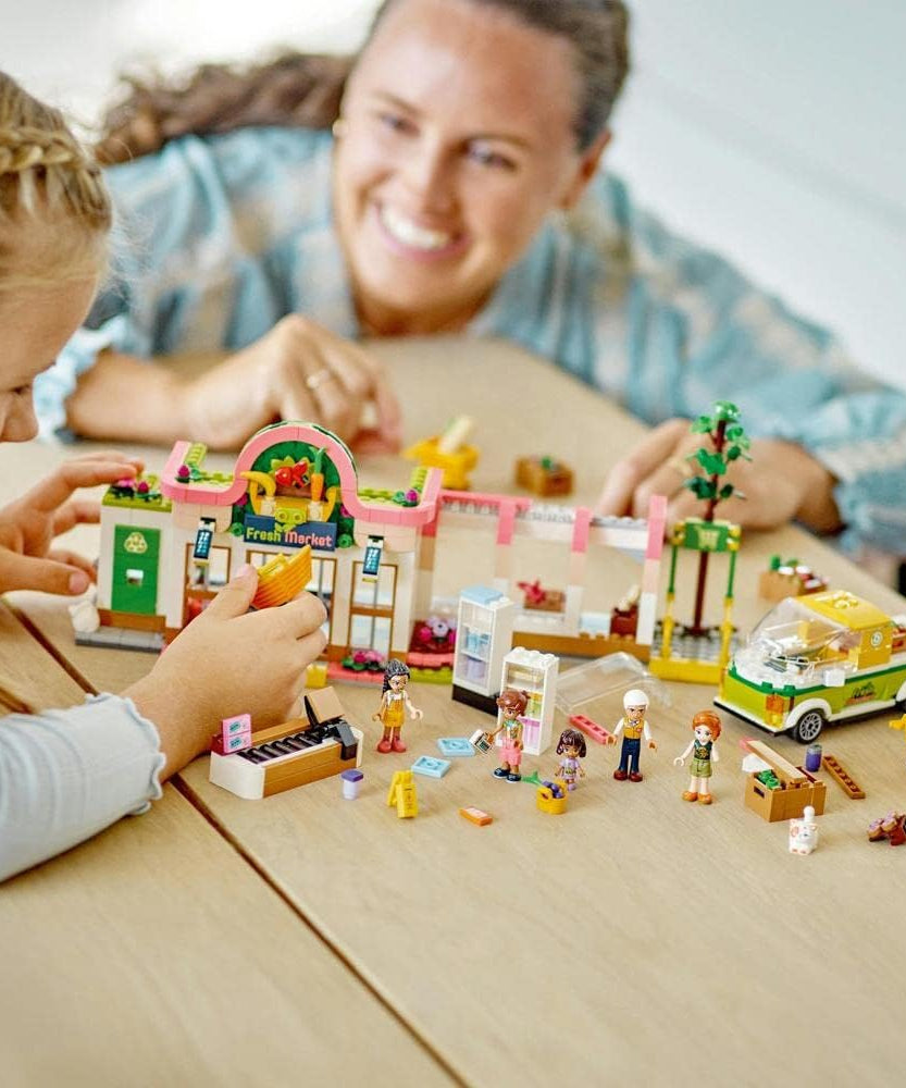 مجموعة بناء متجر البقالة العضوية 41729 من ليجو فريندز مع دمى صغيرة وشاحنة توصيل وملحقات للأطفال من سن 8 سنوات فما فوق