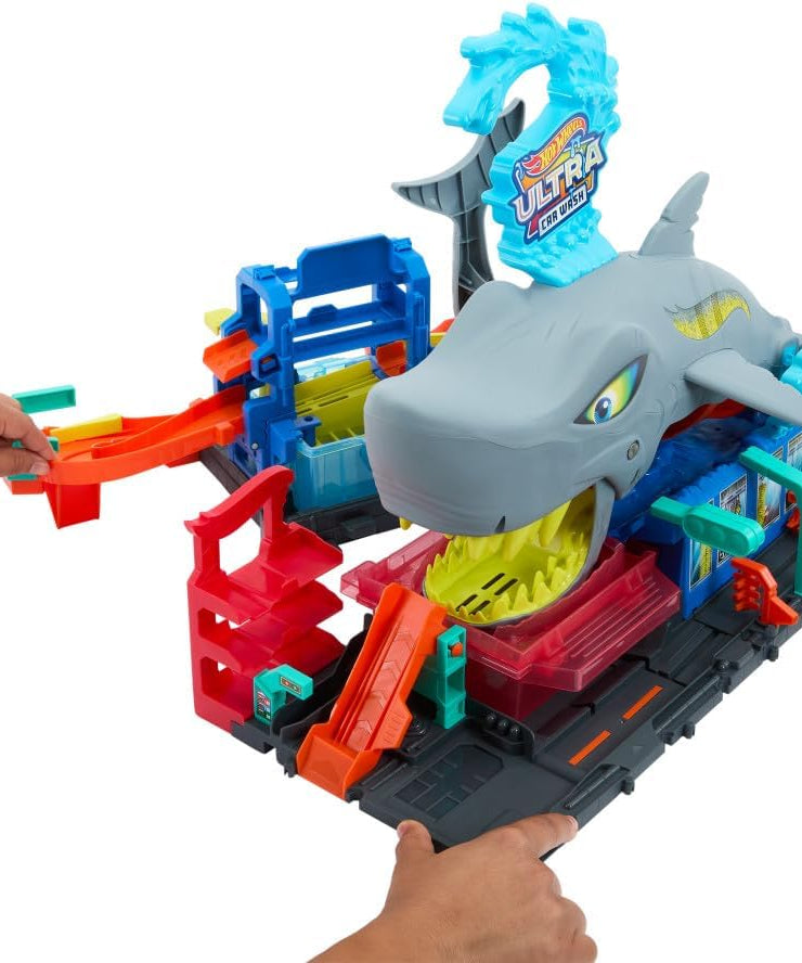 Hot Wheels Let’s Race Netflix City Shark Wash Station Playset with 1:64 Color Reveal Car, Colour Changing Car Wash Track Set, Interactive Water Play Toy for Kids 3 Years+