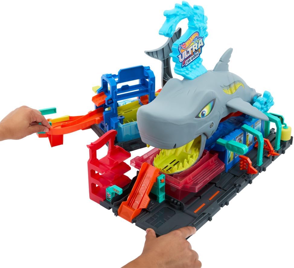 Hot Wheels Let’s Race Netflix City Shark Wash Station Playset with 1:64 Color Reveal Car, Colour Changing Car Wash Track Set, Interactive Water Play Toy for Kids 3 Years+