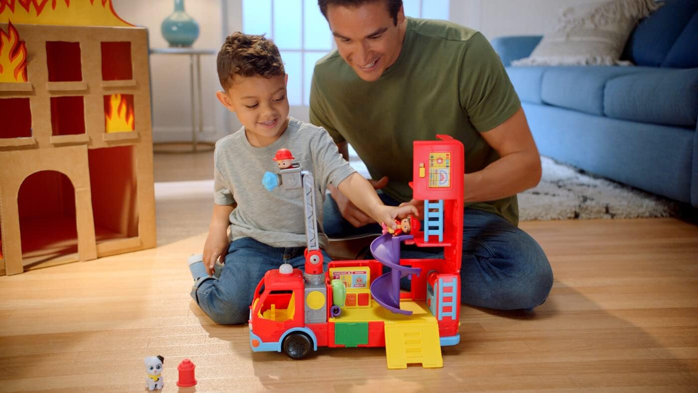 لعبة شاحنة الإطفاء المتحولة الفاخرة من كوكوميلون، مجموعة لعب تعمل بالبطارية مع أضواء وأصوات وسلّم، لشخصيتي رجلي الإطفاء جيه جيه ونينا للأطفال