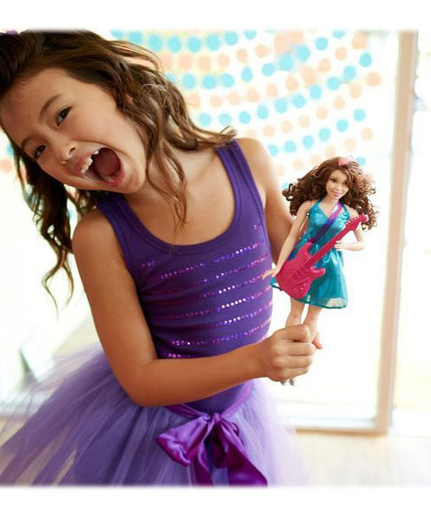 مجموعة دمى باربي المهنية (4 قطع): طبيبة، طاهية، لاعبة تنس، طيارة، ملابس وإكسسوارات مستوحاة من مسيرتها المهنية، مناسبة للأعمار من 3 سنوات فما فوق