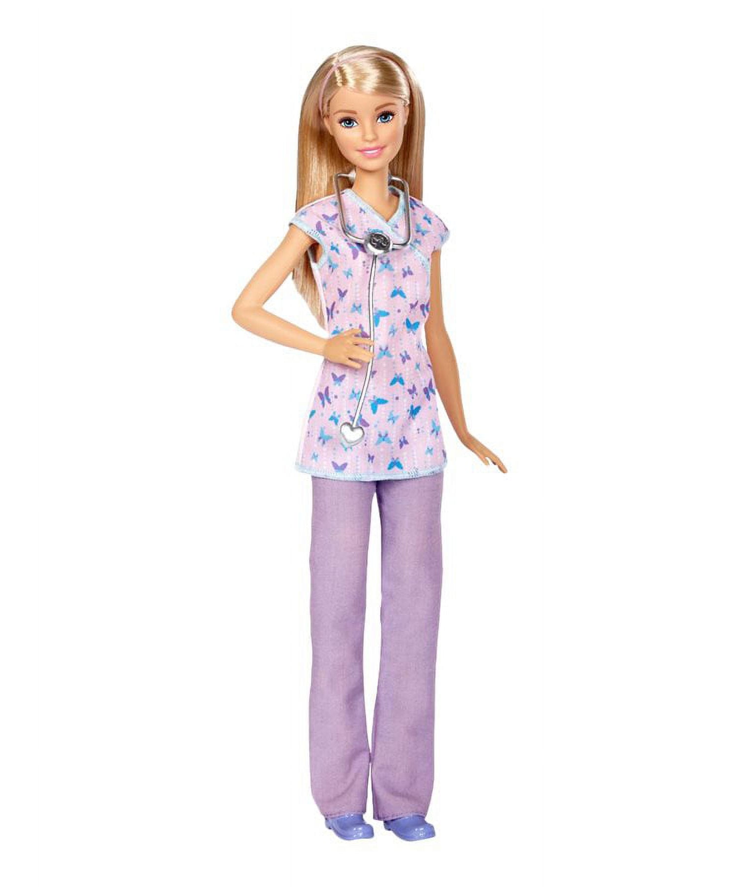 مجموعة دمى باربي المهنية (4 قطع): طبيبة، طاهية، لاعبة تنس، طيارة، ملابس وإكسسوارات مستوحاة من مسيرتها المهنية، مناسبة للأعمار من 3 سنوات فما فوق