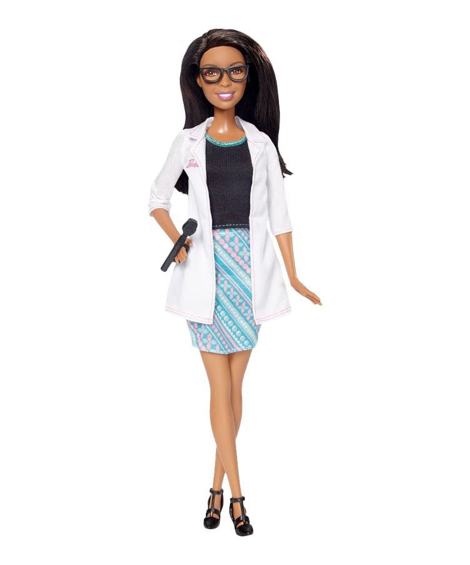 مجموعة دمى باربي المهنية (4 قطع): طبيبة، طاهية، لاعبة تنس، طيارة، ملابس وإكسسوارات مستوحاة من مسيرتها المهنية، مناسبة للأعمار من 3 سنوات فما فوق