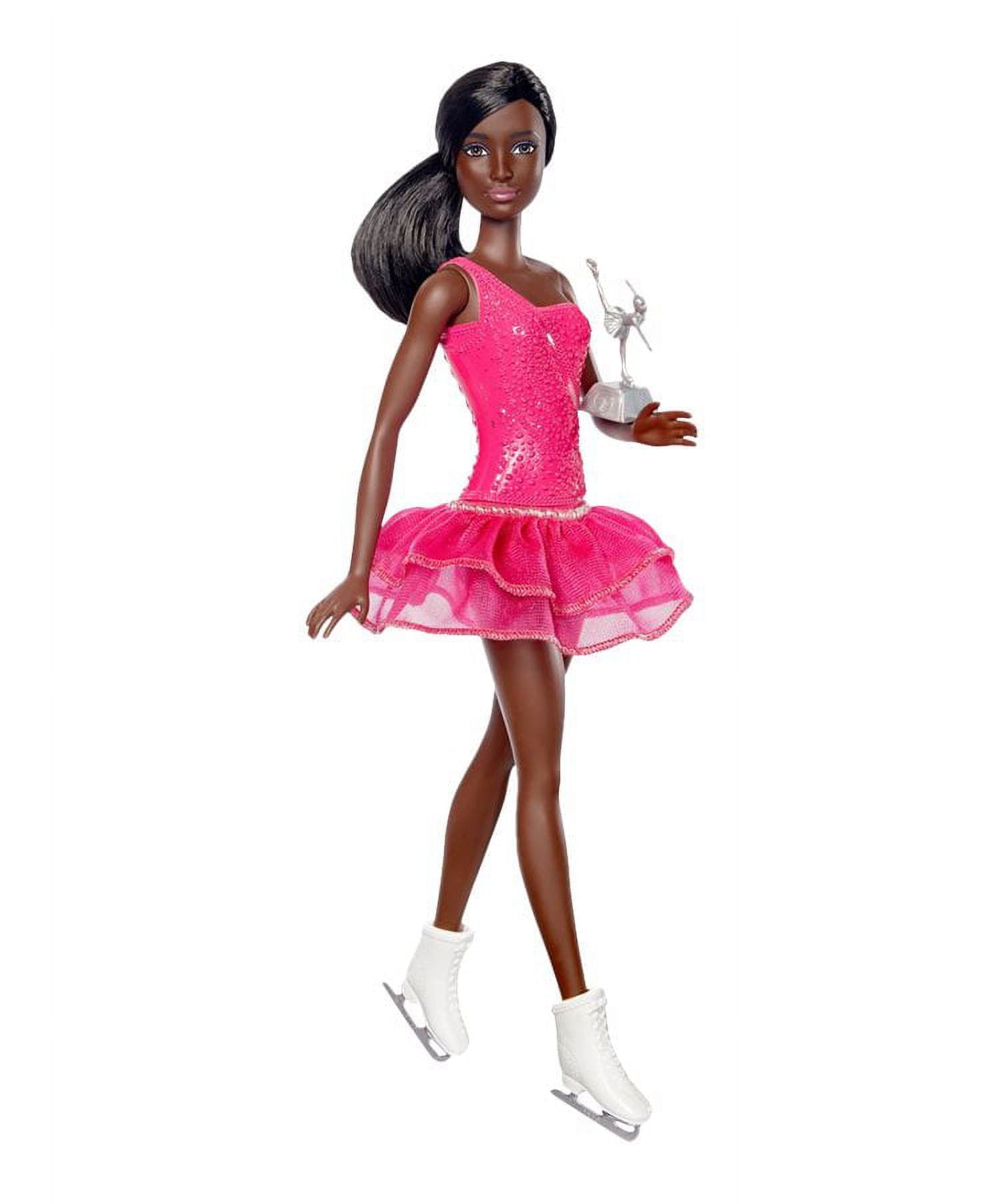 مجموعة دمى باربي المهنية (4 قطع): طبيبة، طاهية، لاعبة تنس، طيارة، ملابس وإكسسوارات مستوحاة من مسيرتها المهنية، مناسبة للأعمار من 3 سنوات فما فوق