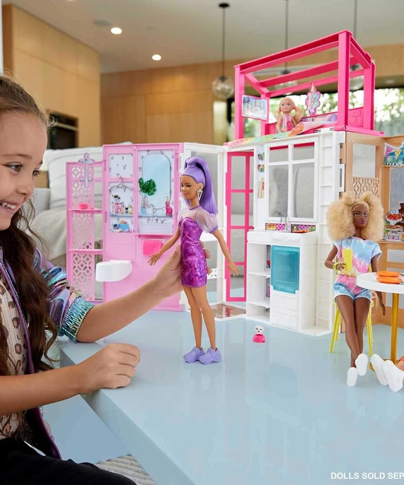 مجموعة لعب منزل باربي HCD48 الوردي اللطيف المكون من طابقين، تتضمن دمية وجراء وإكسسوارات، منزل أحلام باربي القابل للطي والمحمول للأطفال من سن 3 سنوات فما فوق