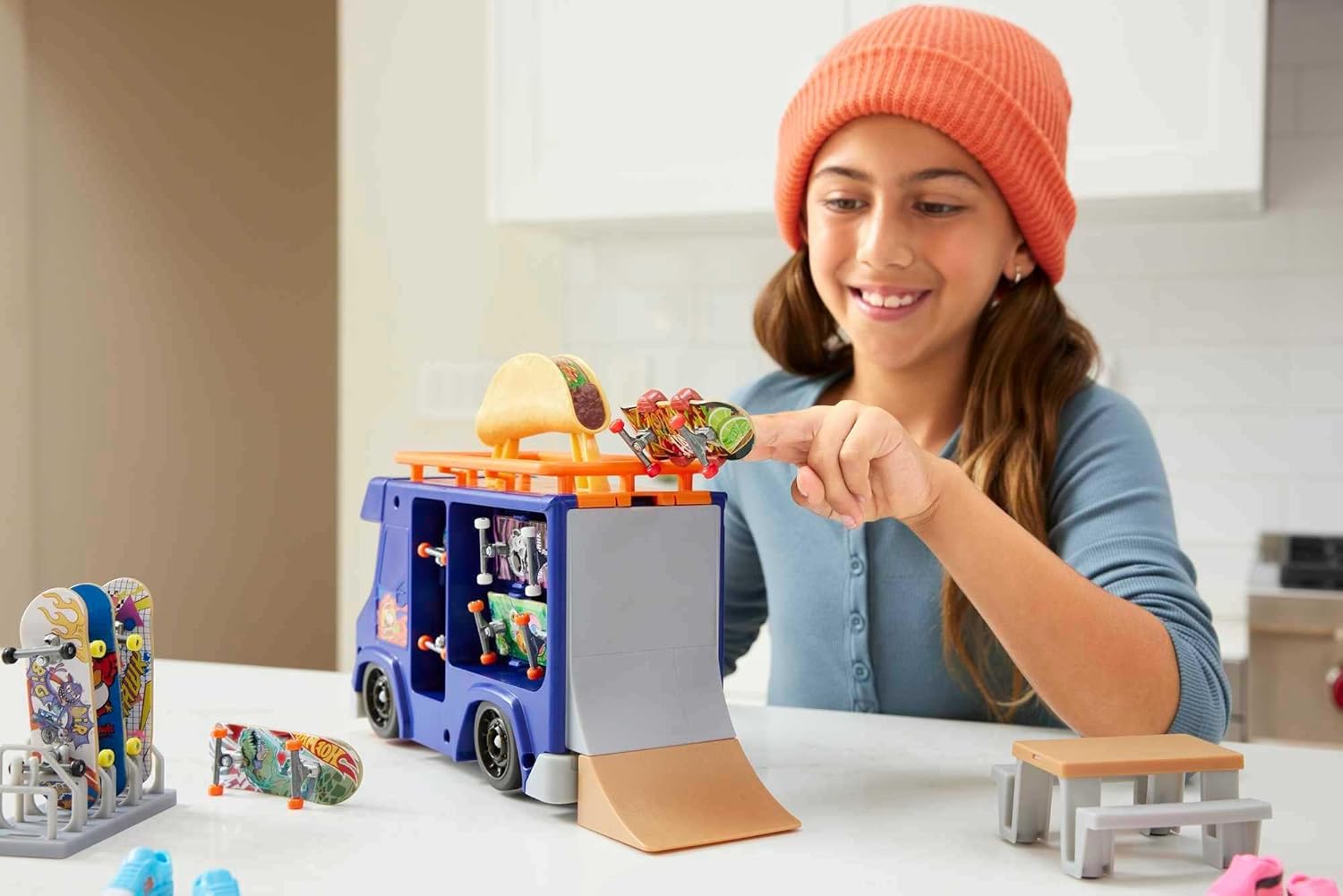 Hot Wheels Skate Taco Truck Play Case with Exclusive Tony Hawk Fingerboard, Skate Shoes, Mobile Skatepark, Storage for Boards and Accessories, Kids Toys for Ages 3 and Up