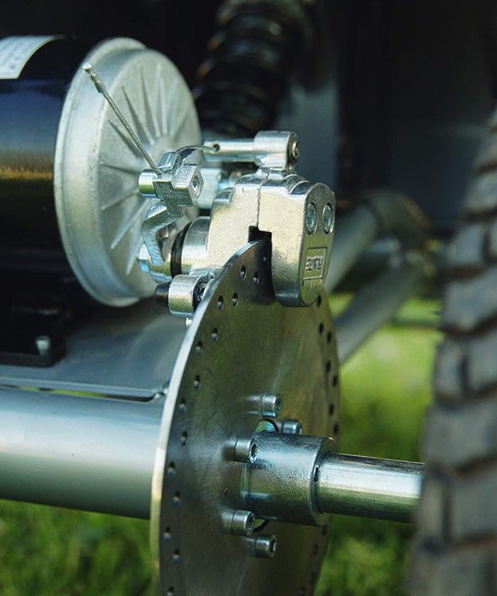 دراجة Razor Dirt Quad الكهربائية رباعية العجلات، بقوة 24 فولت، مناسبة للأطفال من سن 8 سنوات فما فوق، مزودة بخانق دوار، وفرامل قرصية يدوية، وإطارات هوائية 12 بوصة - تصل سرعتها إلى 8 أميال في الساعة، ومدة ركوبها 40 دقيقة.