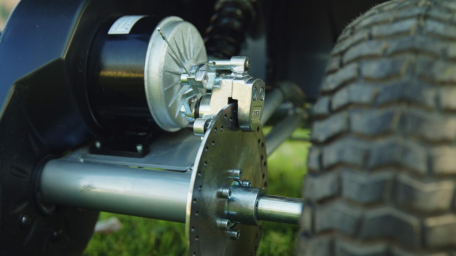 دراجة Razor Dirt Quad الكهربائية رباعية العجلات، بقوة 24 فولت، مناسبة للأطفال من سن 8 سنوات فما فوق، مزودة بخانق دوار، وفرامل قرصية يدوية، وإطارات هوائية 12 بوصة - تصل سرعتها إلى 8 أميال في الساعة، ومدة ركوبها 40 دقيقة.