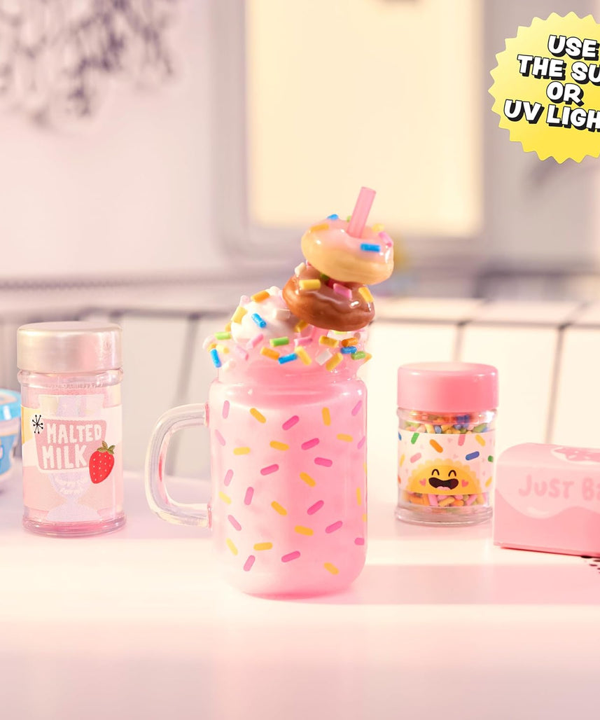 MGA’s Miniverse Make It Mini Foods Diner Series 4 Surprise, DIY Mini Resin Snack & Dessert Replicas with Ingredients, Recipe Card, Accessories, Table Display & Blind Packaging – 8 Styles- 546825