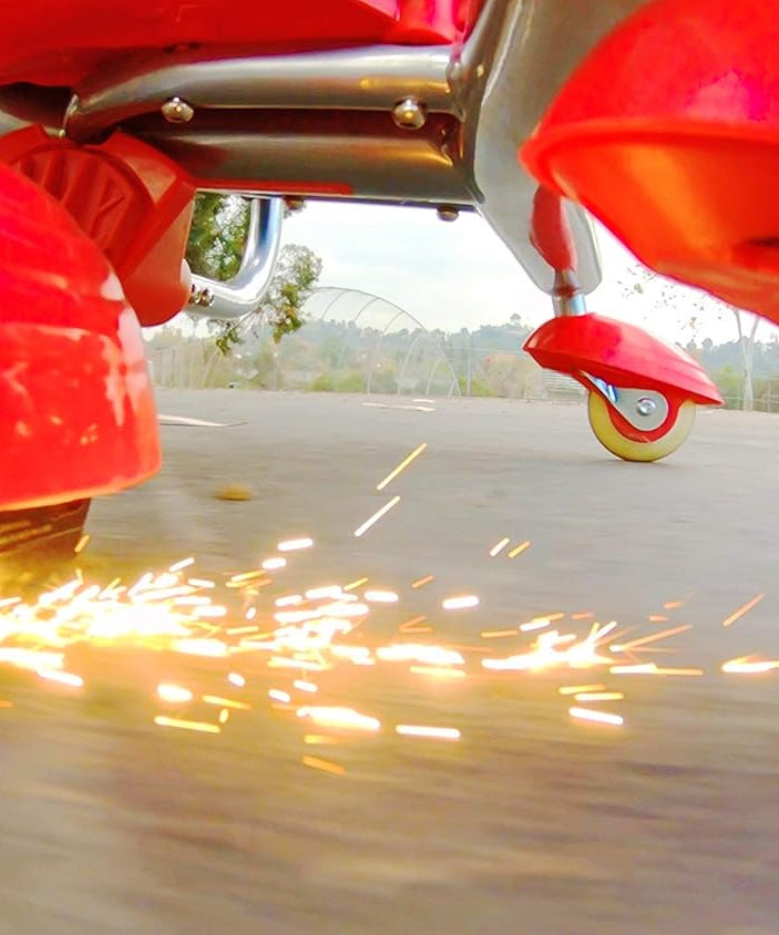 دراجة Razor FlashRider ثلاثية العجلات 360 للأطفال من سن 6 سنوات فما فوق، مزودة بعجلات خلفية مائلة مزدوجة، ومقود على طراز MX، وذراع شرارة مع خرطوشة قابلة للاستبدال