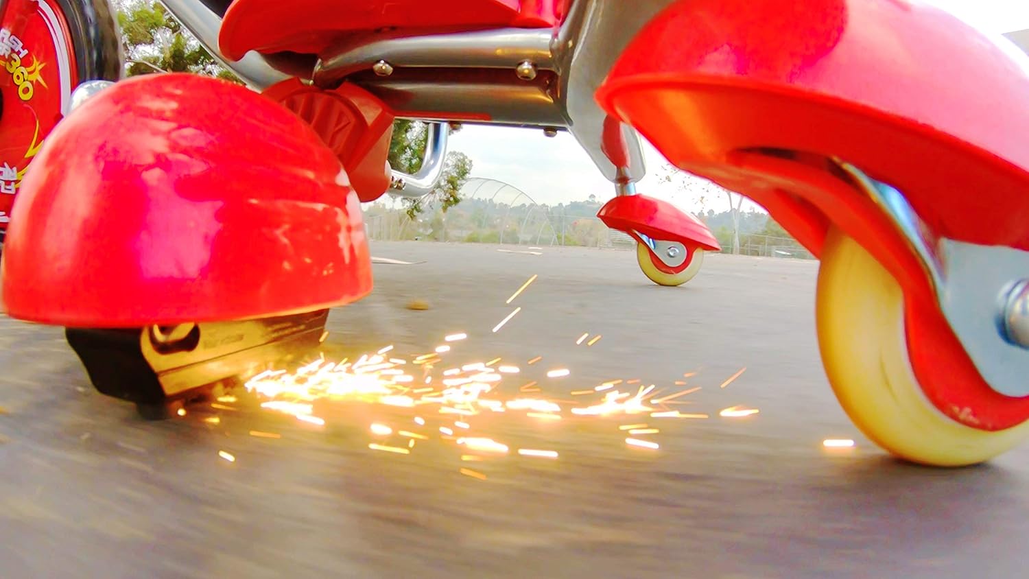 دراجة Razor FlashRider ثلاثية العجلات 360 للأطفال من سن 6 سنوات فما فوق، مزودة بعجلات خلفية مائلة مزدوجة، ومقود على طراز MX، وذراع شرارة مع خرطوشة قابلة للاستبدال