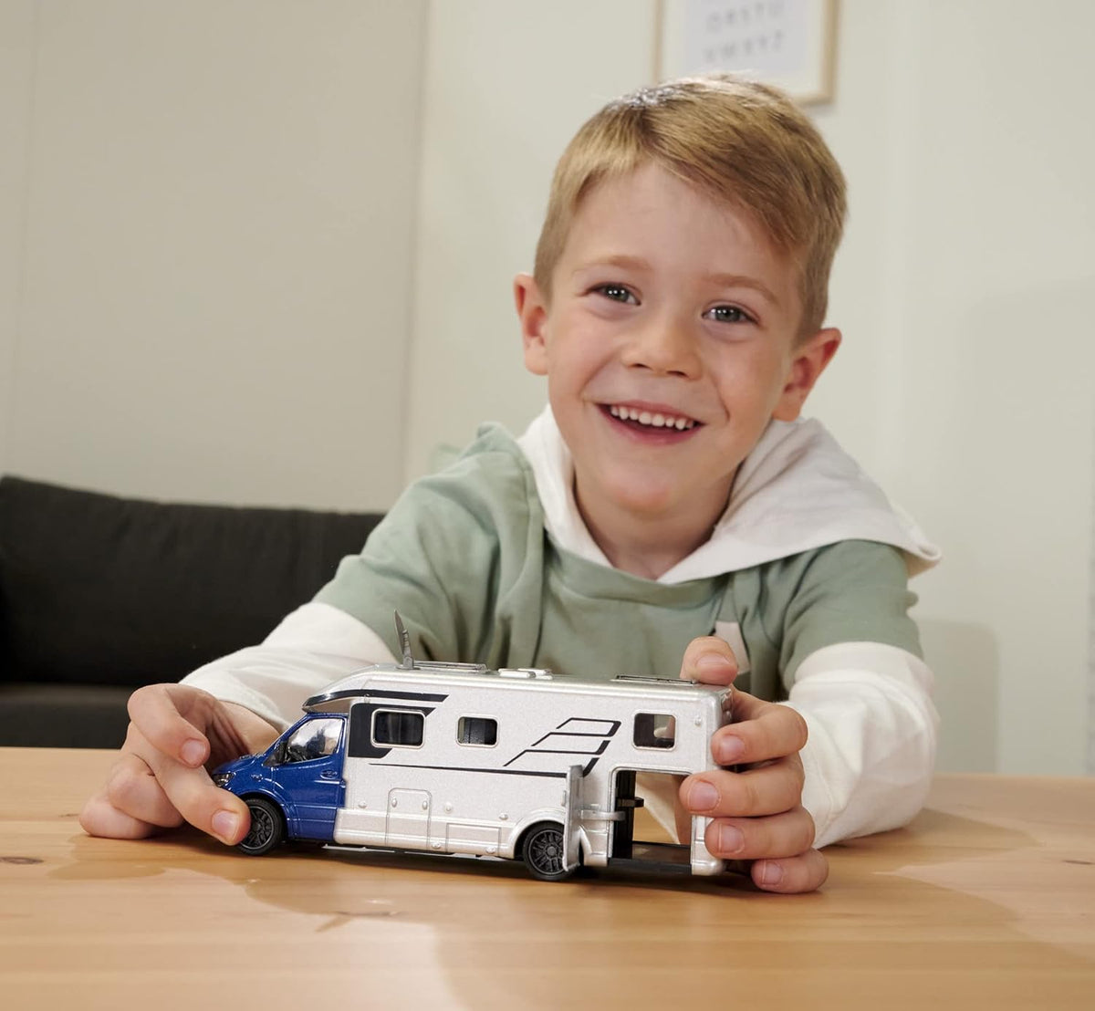 Majorette Grand Series – Hymer B-Class 780T Camper Die-Cast Vehicle with Lights, Sound Effects, Fold-Out Satellite Dish, Metal Cabin & Camper, One Size