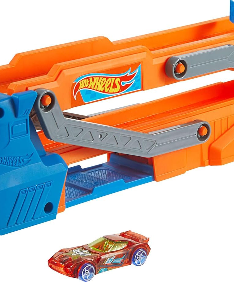 Hot Wheels Speed Track Transporter Truck & Raceway Playset with 1:64 Scale Car, Transforms into 2.5+ Ft Track, Stores 9 Cars, Manual Launcher, Kids Toy 4+