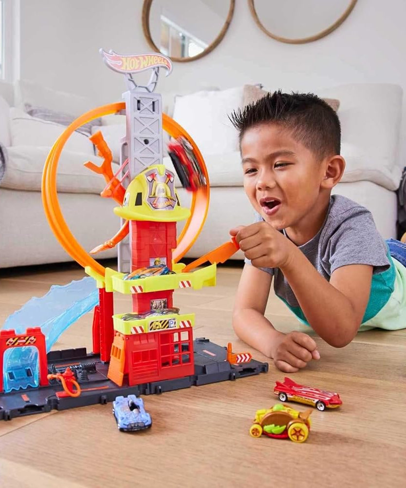 مجموعة ألعاب محطة إطفاء هوت ويلز سيتي سوبر لوب، مجموعة مسارات حلقية قابلة للتعديل مع شاحنة إطفاء واحدة، ميزات محطة الإطفاء، مواقف سيارات ومسارات قابلة للتوصيل، ألعاب للأطفال من سن 4 سنوات فما فوق