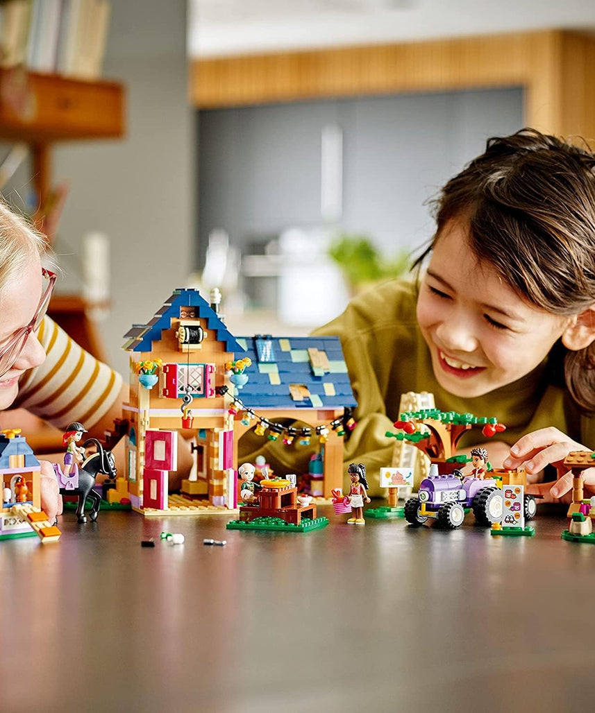 مجموعة بناء ليجو فريندز مزرعة عضوية ٤١٧٢١، ٨٢٦ قطعة تتضمن مزرعة وجرارًا ومقطورة وأحصنة وحيوانات، و٤ دمى صغيرة، لعبة تظاهرية للأطفال من سن ٧ سنوات فما فوق