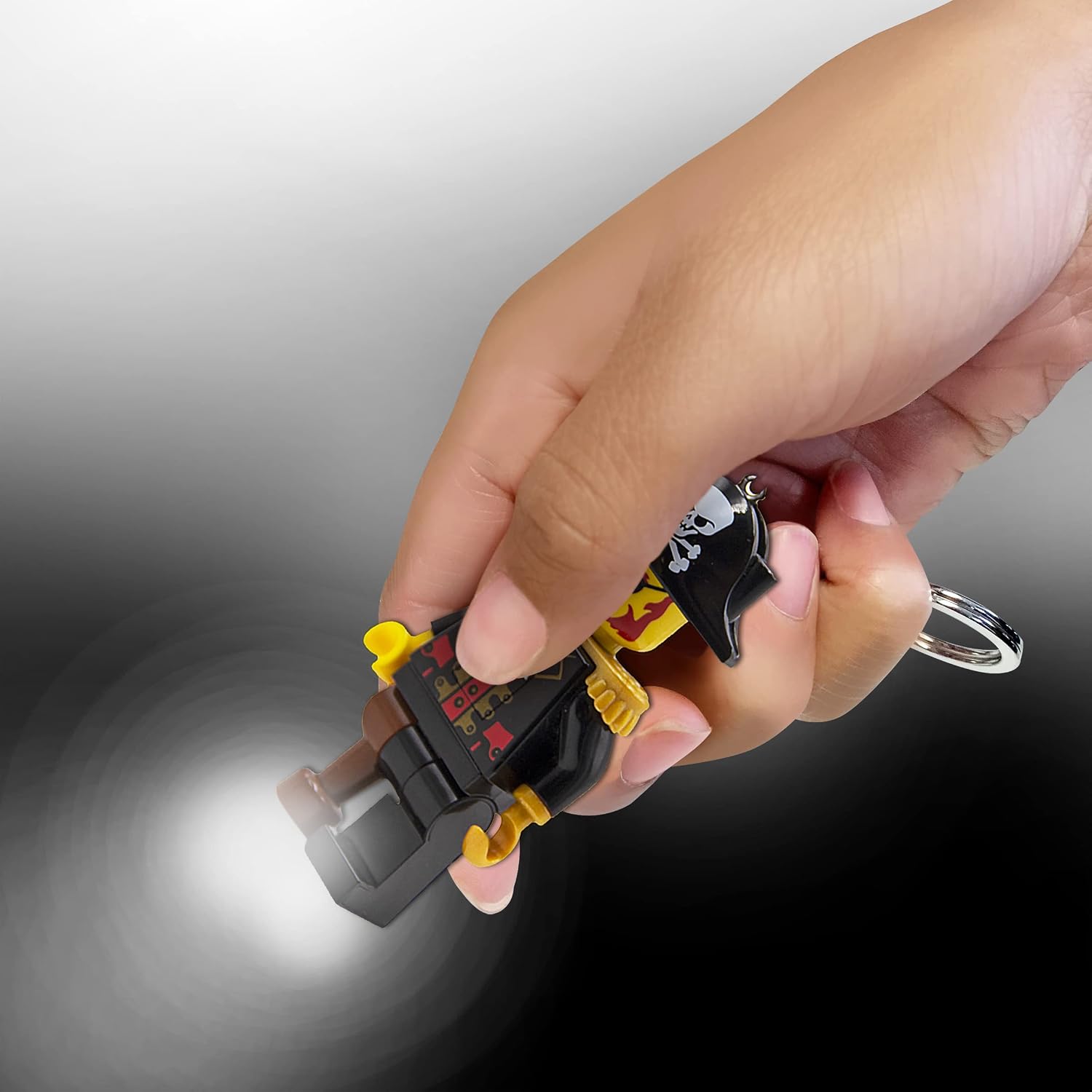 LEGO Iconic Captain Brickbeard Lighted Keyring, Gifts for Kids, Figure Height 76mm (KE23H) 2 x CR2025 Batteries Included