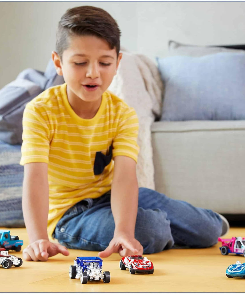 Hot Wheels Pull-Back Speeders 1:43 Scale Toy Car, Pull Back and Release for Instant Racing Fun