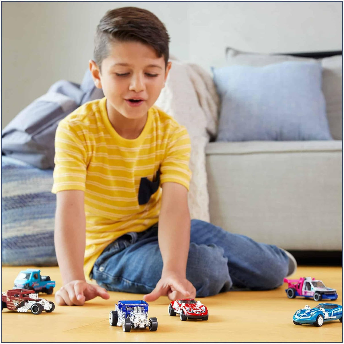 Hot Wheels Pull-Back Speeders 1:43 Scale Toy Car, Pull Back and Release for Instant Racing Fun