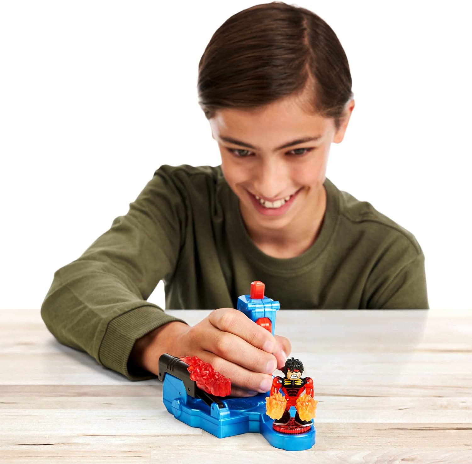 مجموعة ألعاب موس تويز أكيدو ليجندز أوف باورزتورم ميجا سترايك للتحكم مع لعبة اللكمة الأولية، شخصية فاير سترايك تشوكس تيربو الحصرية و4 قطع طاقة أساسية للأطفال من سن 6 سنوات فما فوق - مجموعات ألعاب