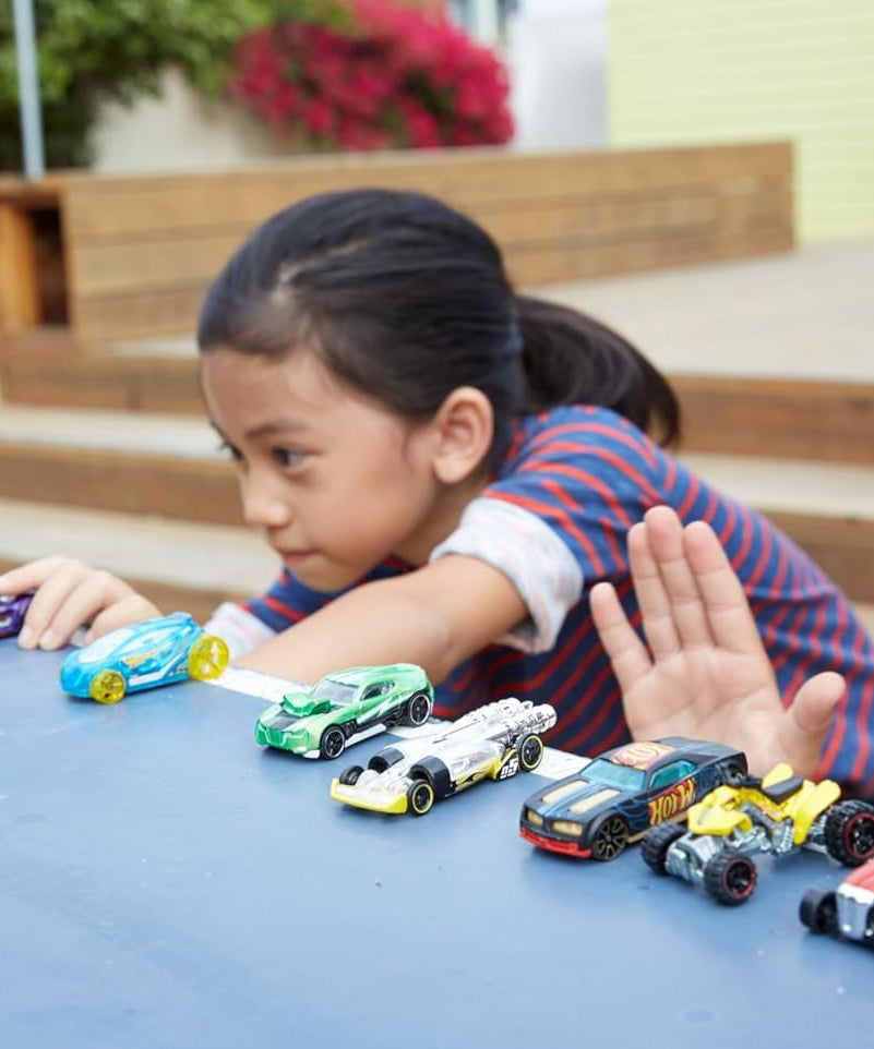 Hot Wheels 5-Car Die-Cast Vehicle Gift Pack, 1:64 Scale Cars for Racing, Stunts and Collecting, Styles May Vary