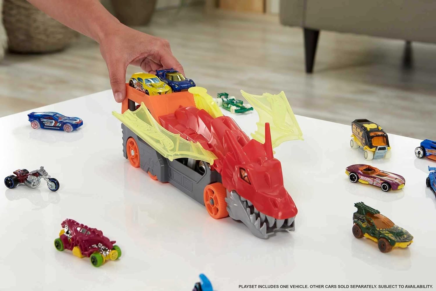 Hot Wheels City Dragon Launch Transporter Playset with Vehicle Launcher and Storage, 1:64 Scale, Interactive Toy for Kids 3+