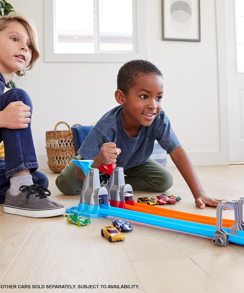 Hot Wheels Double Loop Dash Track Set, Side by Side Drag Race Track with Double Loop Stunt, Includes 2 Hot Wheels 1:64 Scale Cars, 5+ Years