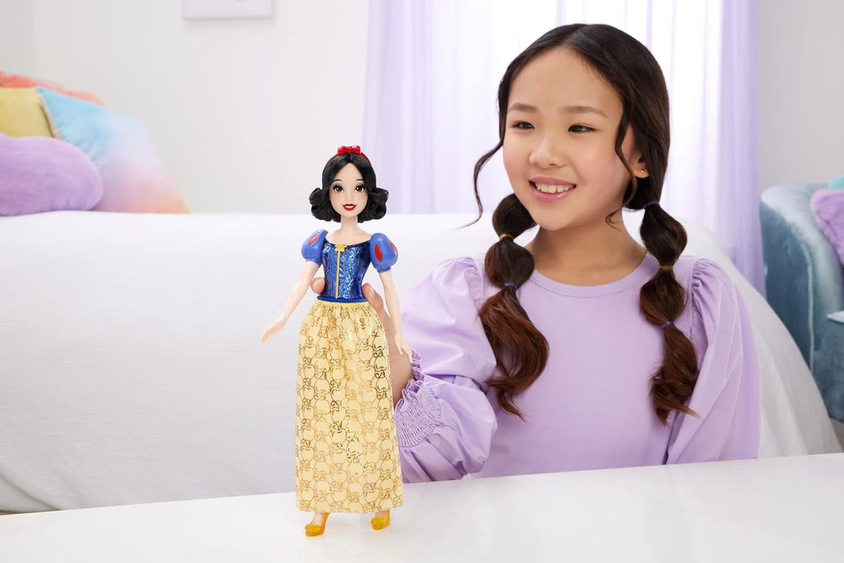 Disney Princess Snow White Fashion Doll and Accessory, Posable Toy with Brushable Hair, Ages 3+
