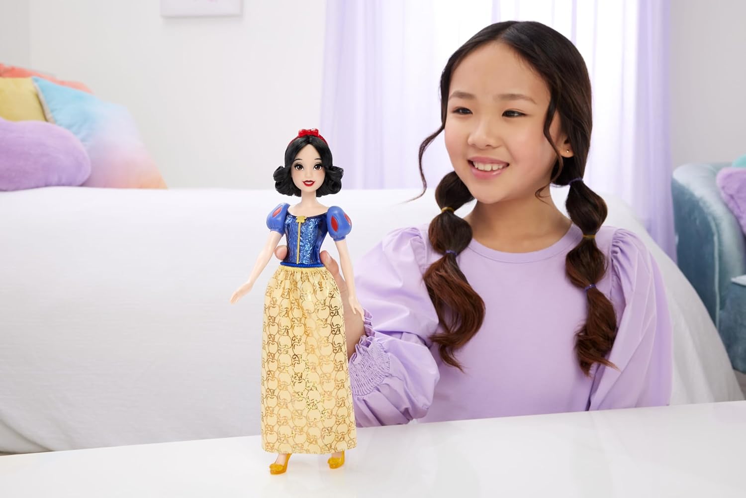 Disney Princess Snow White Fashion Doll and Accessory, Posable Toy with Brushable Hair, Ages 3+
